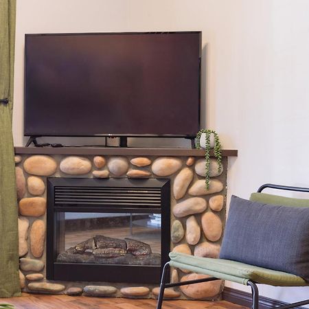 Grassihaus Mountain Getaway Apartment Canmore Bagian luar foto