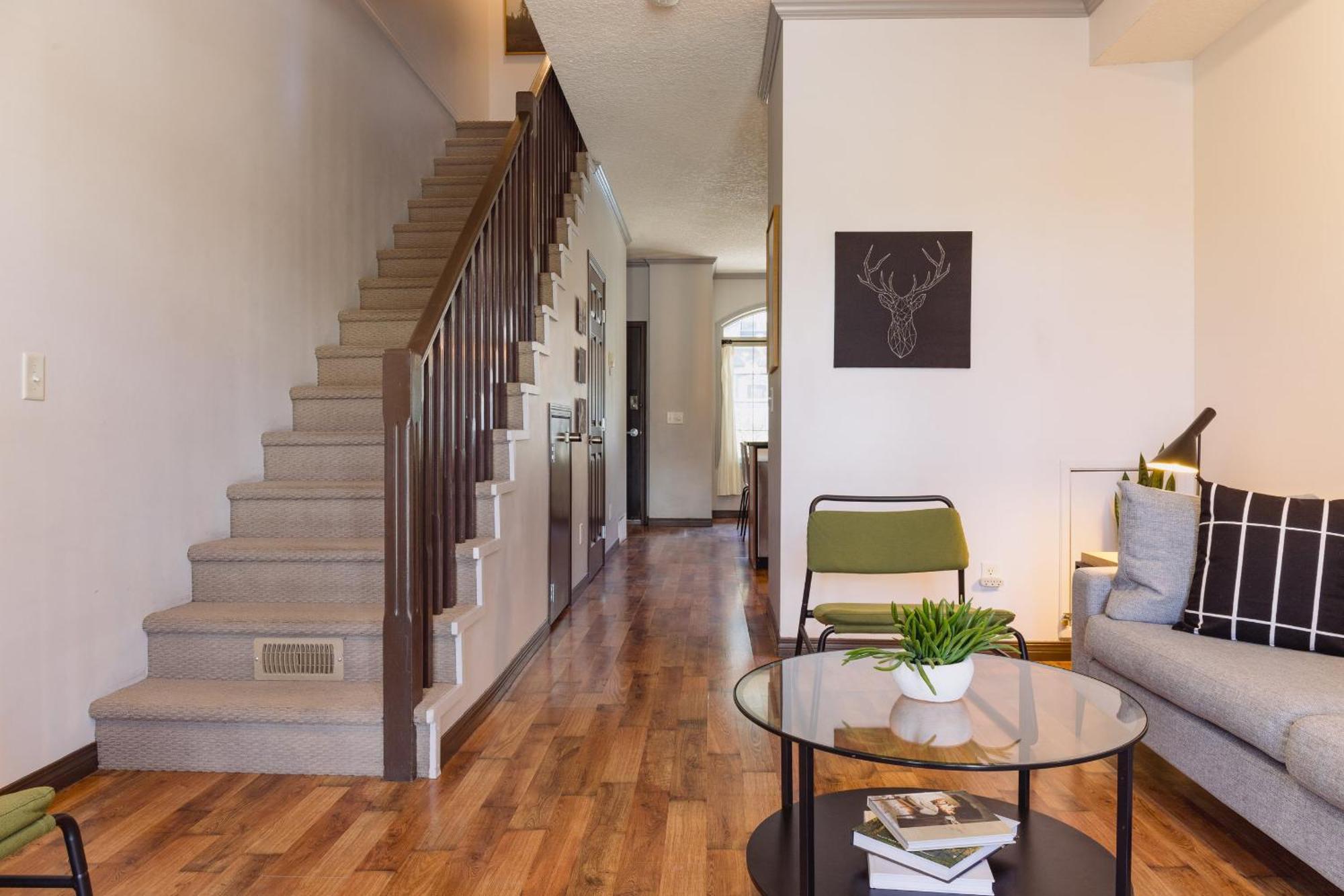 Grassihaus Mountain Getaway Apartment Canmore Bagian luar foto