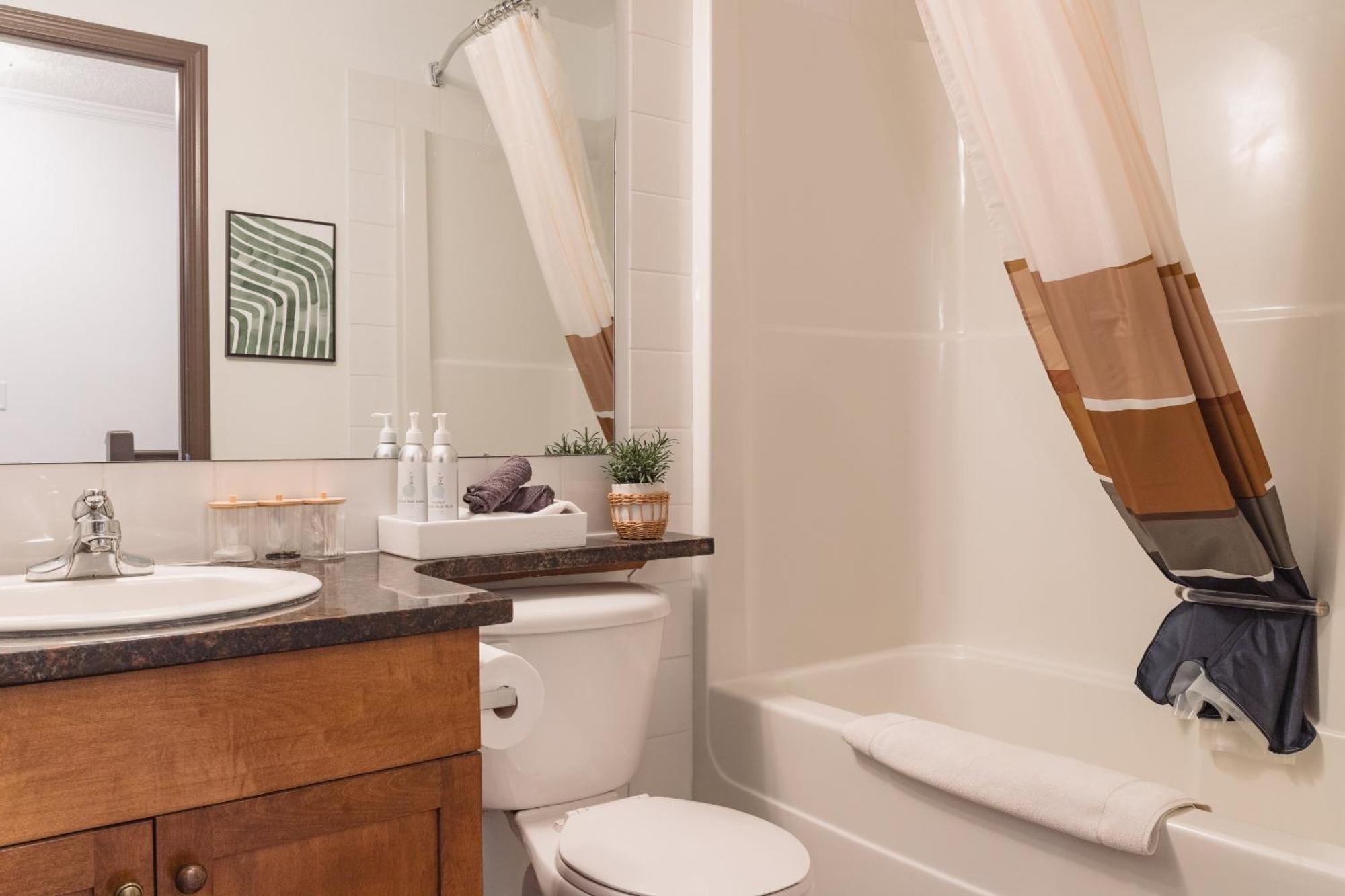 Grassihaus Mountain Getaway Apartment Canmore Bagian luar foto