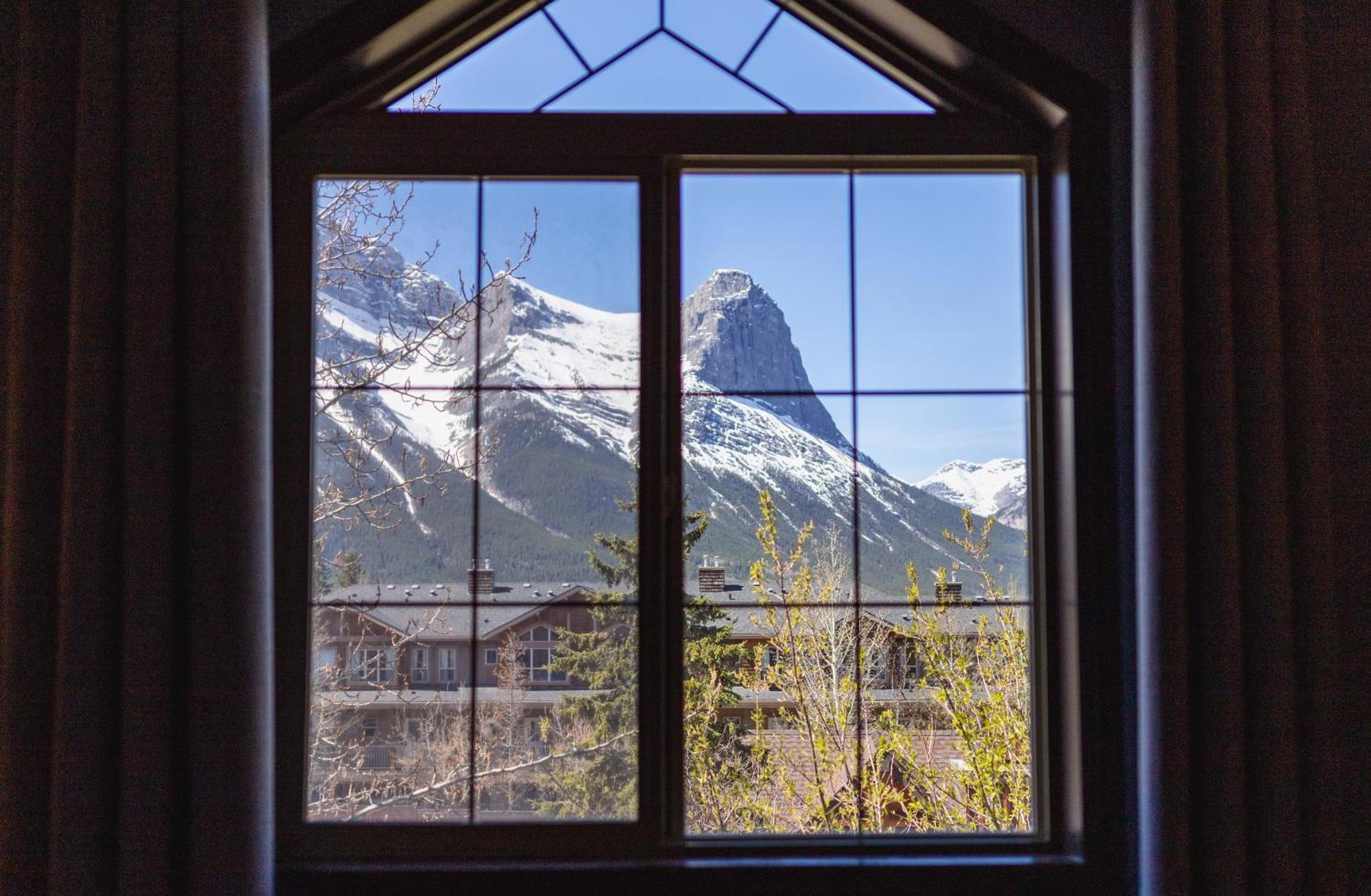 Grassihaus Mountain Getaway Apartment Canmore Bagian luar foto