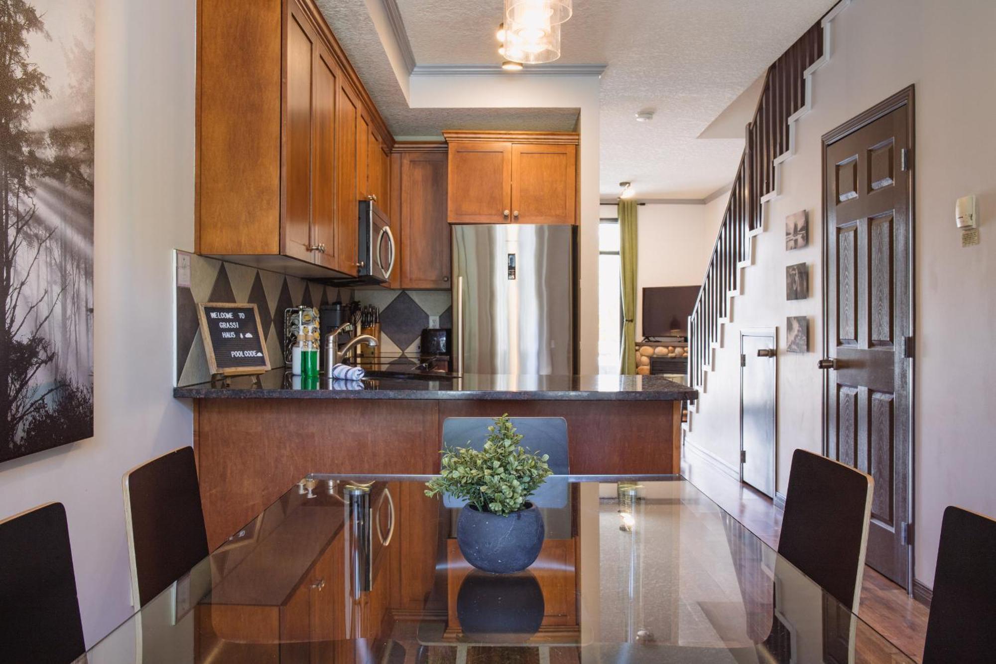 Grassihaus Mountain Getaway Apartment Canmore Bagian luar foto