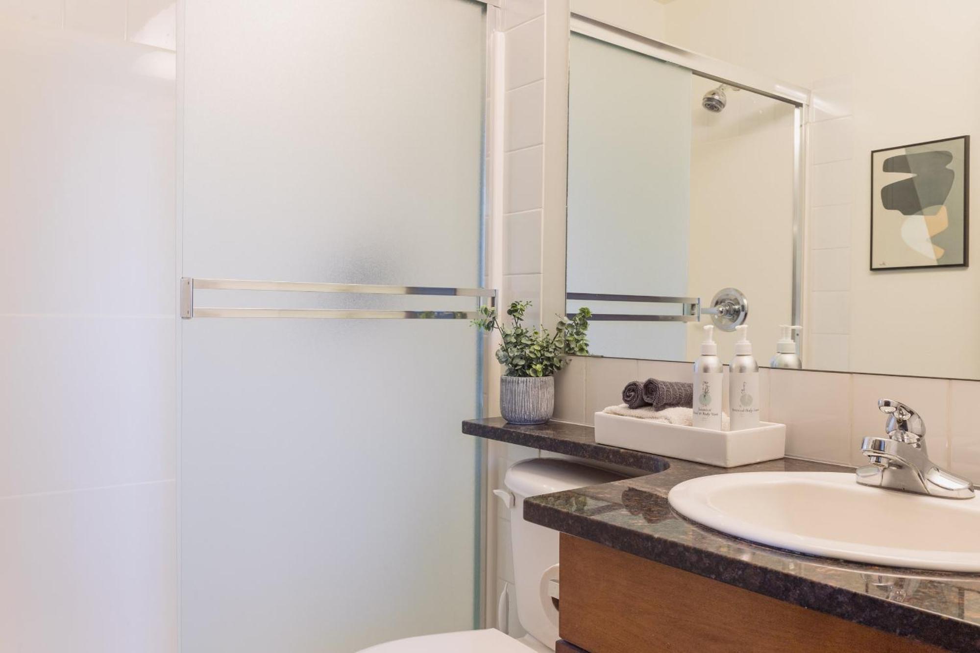 Grassihaus Mountain Getaway Apartment Canmore Bagian luar foto